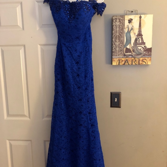 Off-the-shoulder train dress - Picture 2 of 5